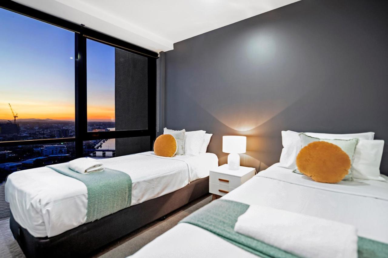Circle On Cavill - 2 Bedroom Ocean View Units