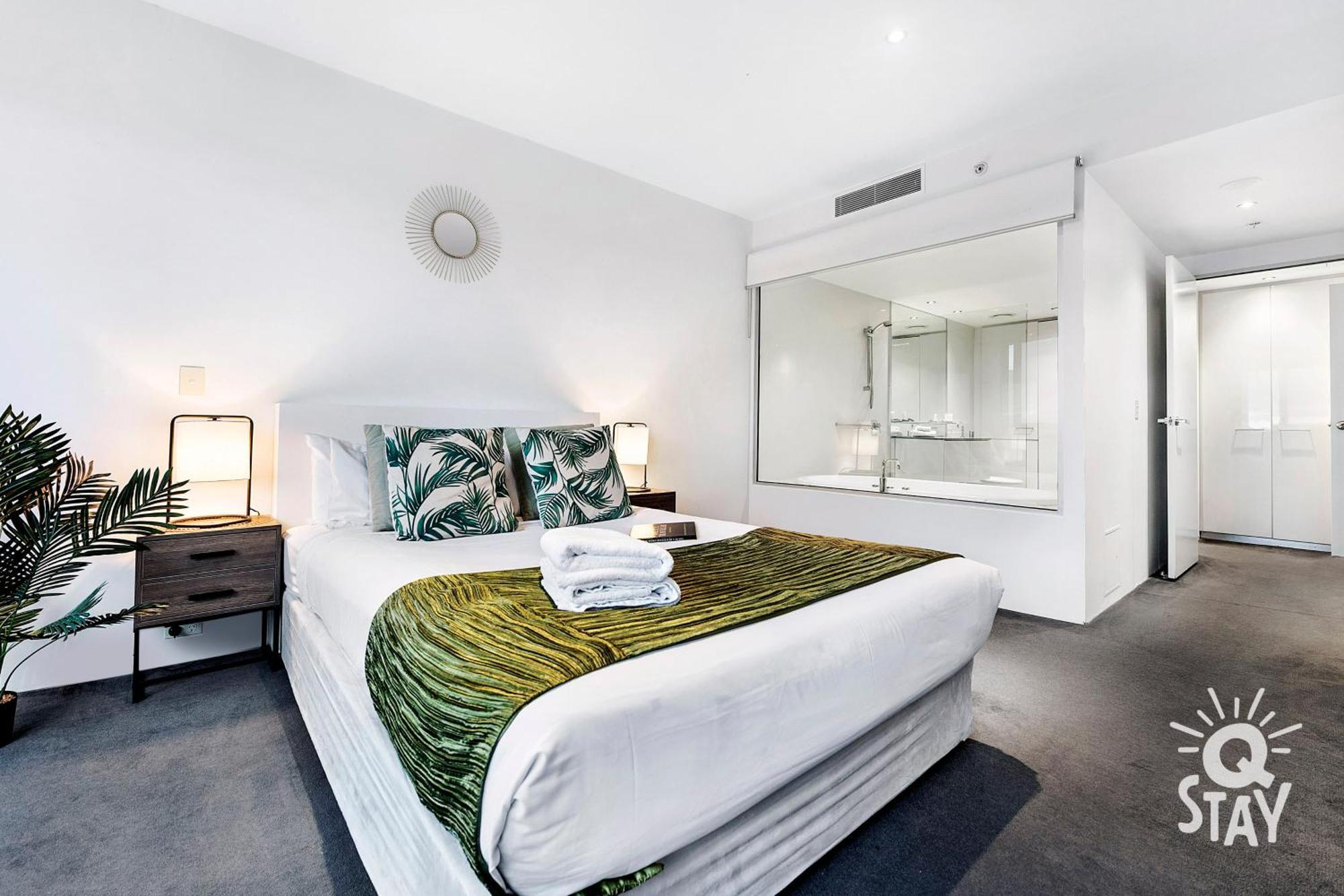 Circle On Cavill - 2 Bedroom Ocean View Units